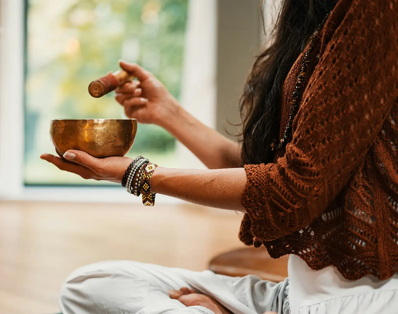 Femme qui tient un bol tibetin